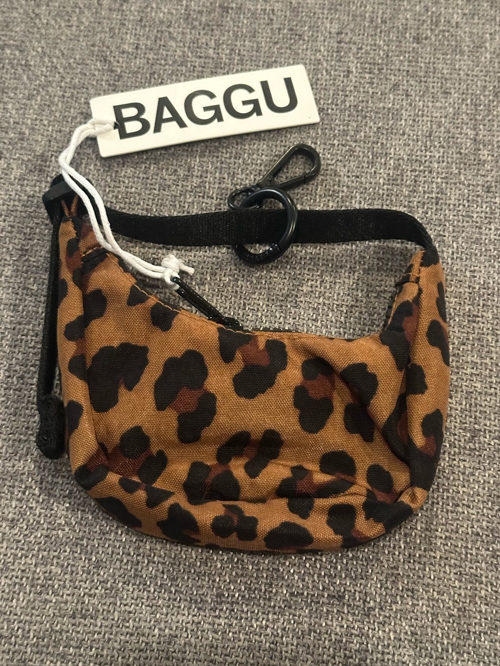 New! BAGGU crescent bag charm in leopard NWT - Picture 4 of 16